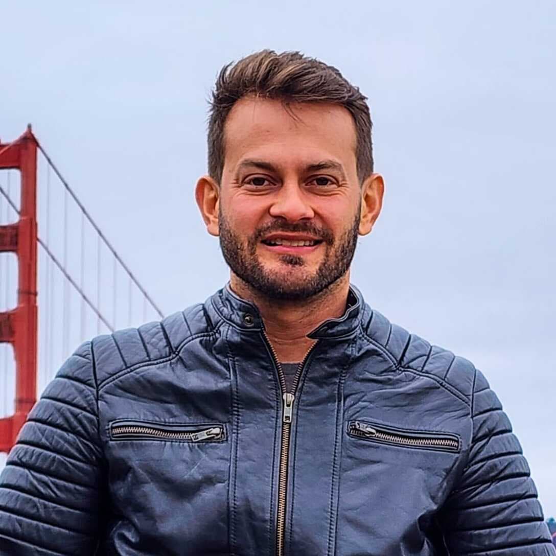 Pedro Rodrigues em frente à ponte Golden Gate